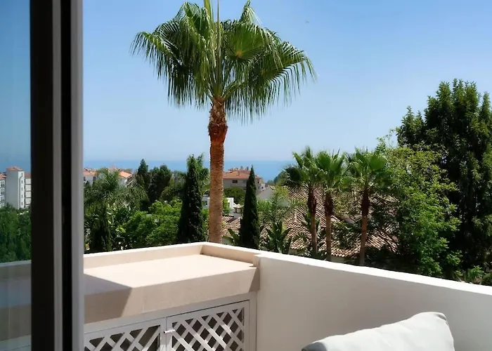 Luxurious With Community Pool & Balcony In Puerto Banus