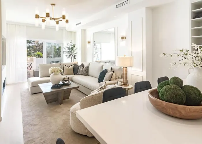 Luxurious With Community Pool & Balcony In Puerto Banus *