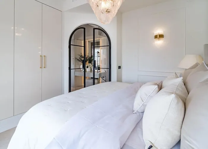 Luxurious With Community Pool & Balcony In Puerto Banus Апартаменти *