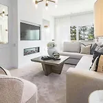 Luxurious With Community Pool & Balcony In Puerto Banus شقة