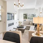 Luxurious With Community Pool & Balcony In Puerto Banus ماربيا