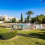 Luxurious With Community Pool & Balcony In Puerto Banus