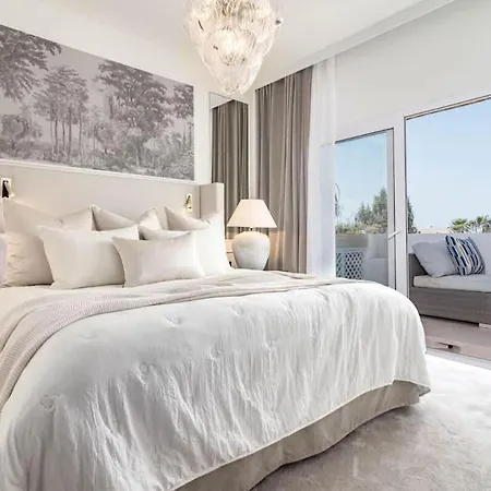 Luxurious With Community Pool & Balcony In Puerto Banus