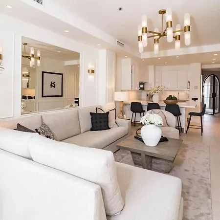 Lägenhet Luxurious With Community Pool & Balcony In Puerto Banus