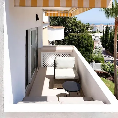 Luxurious With Community Pool & Balcony In Puerto Banus *