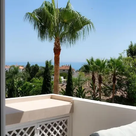 Luxurious With Community Pool & Balcony In Puerto Banus