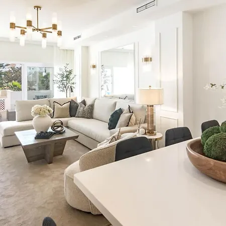 Luxurious With Community Pool & Balcony In Puerto Banus *