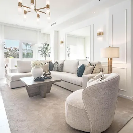 Luxurious With Community Pool & Balcony In Puerto Banus Marbella