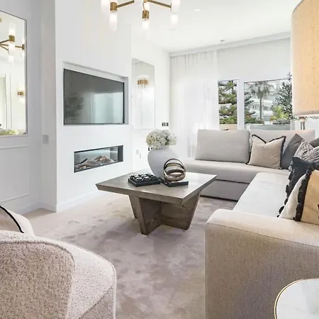 Luxurious With Community Pool & Balcony In Puerto Banus Lägenhet