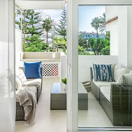 Luxurious With Community Pool & Balcony In Puerto Banus