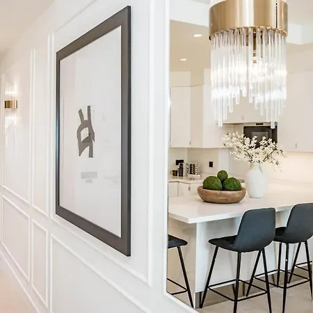 Luxurious With Community Pool & Balcony In Puerto Banus *