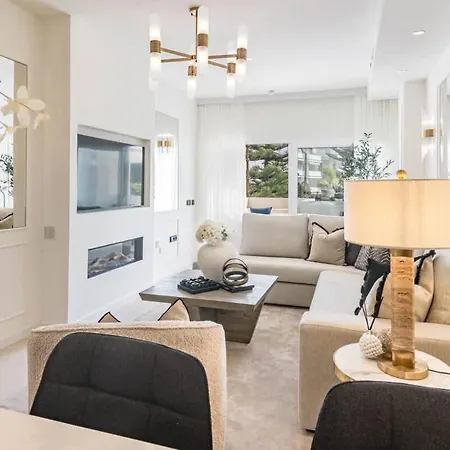 Luxurious With Community Pool & Balcony In Puerto Banus Marbella