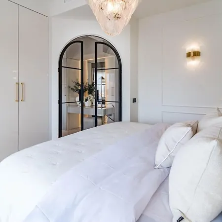 Luxurious With Community Pool & Balcony In Puerto Banus Lägenhet *