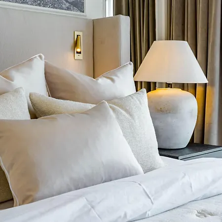 Luxurious With Community Pool & Balcony In Puerto Banus Marbella