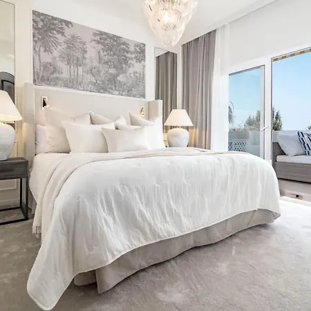 Lägenhet Luxurious With Community Pool & Balcony In Puerto Banus