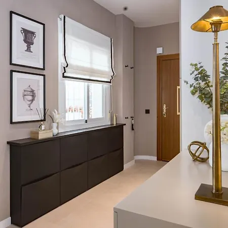Luxurious With Community Pool & Balcony In Puerto Banus Marbella