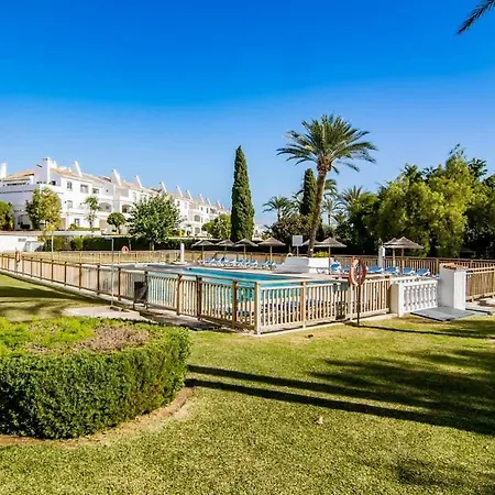 Luxurious With Community Pool & Balcony In Puerto Banus