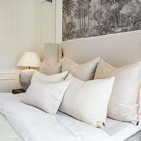 Luxurious With Community Pool & Balcony In Puerto Banus