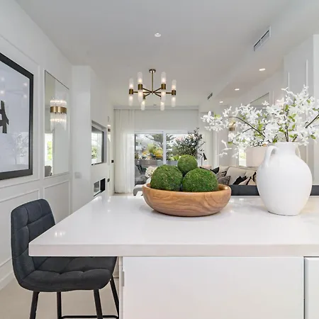 Luxurious With Community Pool & Balcony In Puerto Banus Marbella