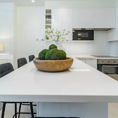 Luxurious With Community Pool & Balcony In Puerto Banus Lägenhet *