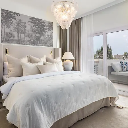 Luxurious With Community Pool & Balcony In Puerto Banus Marbella