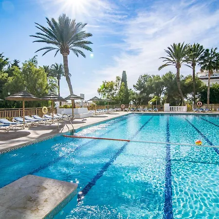 Luxurious With Community Pool & Balcony In Puerto Banus