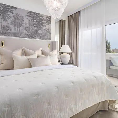 Luxurious With Community Pool & Balcony In Puerto Banus Lägenhet