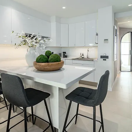 Luxurious With Community Pool & Balcony In Puerto Banus Lägenhet *