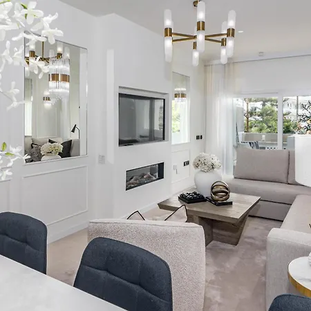 Luxurious With Community Pool & Balcony In Puerto Banus Lägenhet