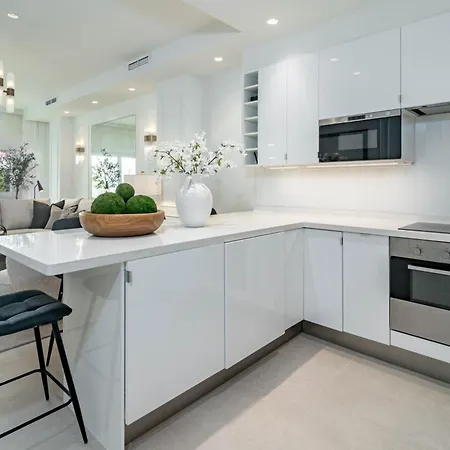 Luxurious With Community Pool & Balcony In Puerto Banus