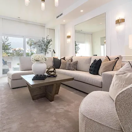 Luxurious With Community Pool & Balcony In Puerto Banus Lägenhet *