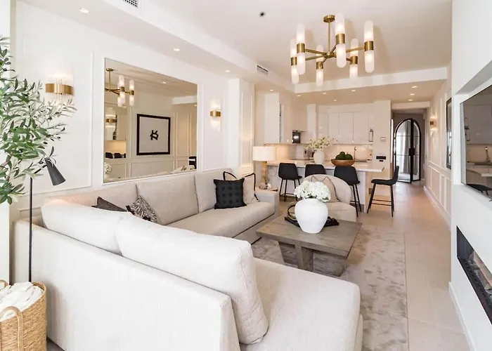 Apartment Luxurious With Community Pool & Balcony In Puerto Banus