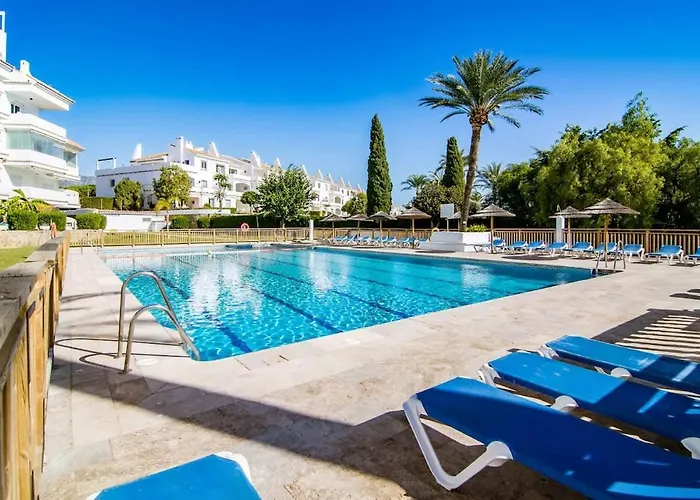 Luxurious With Community Pool & Balcony In Puerto Banus מארבלה