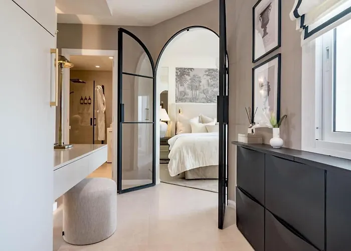 Luxurious With Community Pool & Balcony In Puerto Banus דירה מארבלה