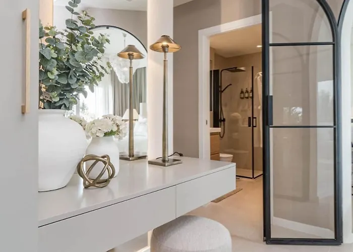 דירה Luxurious With Community Pool & Balcony In Puerto Banus *