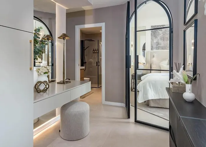 Luxurious With Community Pool & Balcony In Puerto Banus * מארבלה