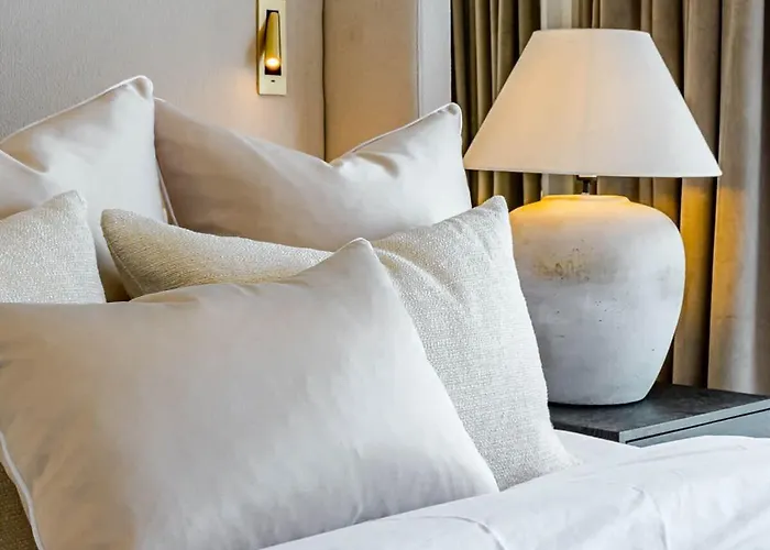 Luxurious With Community Pool & Balcony In Puerto Banus Marbella