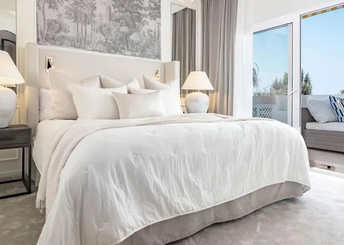 Apartment Luxurious With Community Pool & Balcony In Puerto Banus