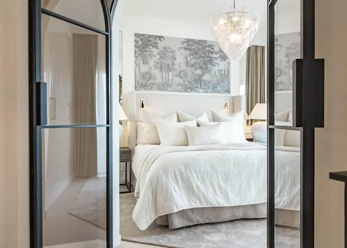 דירה Luxurious With Community Pool & Balcony In Puerto Banus מארבלה