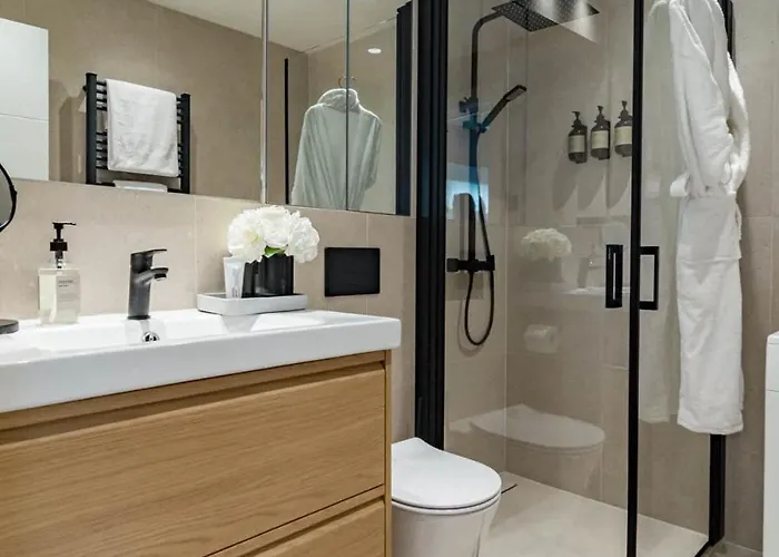 Luxurious With Community Pool & Balcony In Puerto Banus