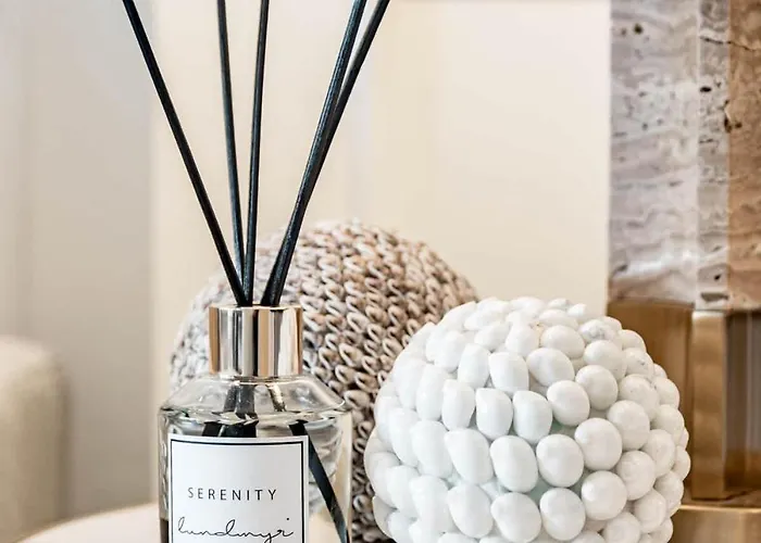 Luxurious With Community Pool & Balcony In Puerto Banus דירה *