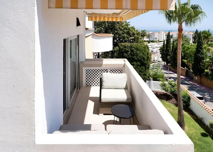 Luxurious With Community Pool & Balcony In Puerto Banus *
