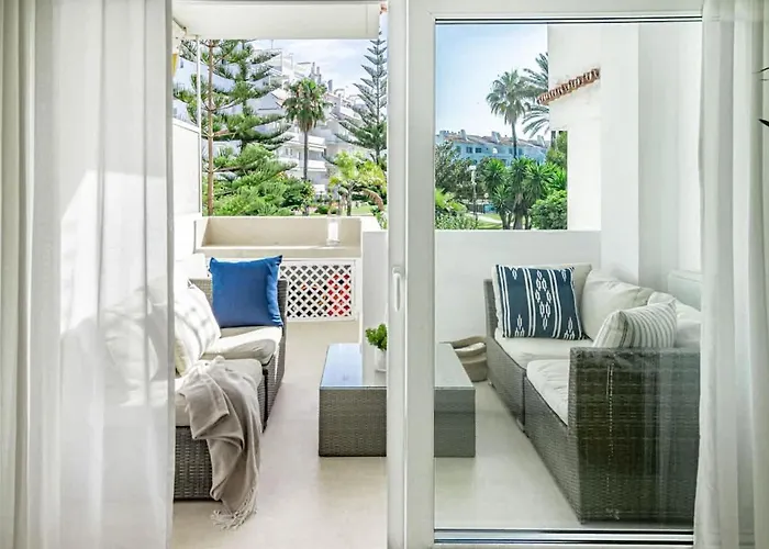 Luxurious With Community Pool & Balcony In Puerto Banus