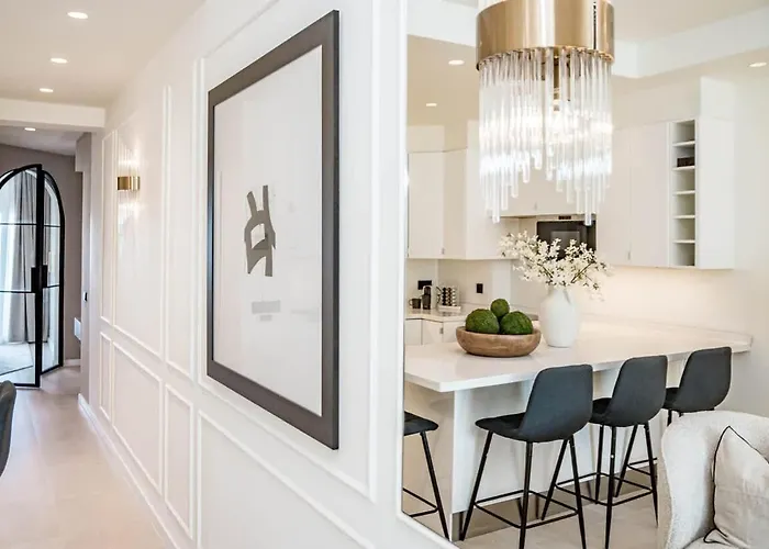 Luxurious With Community Pool & Balcony In Puerto Banus *