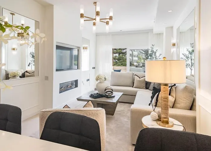 Luxurious With Community Pool & Balcony In Puerto Banus Marbella