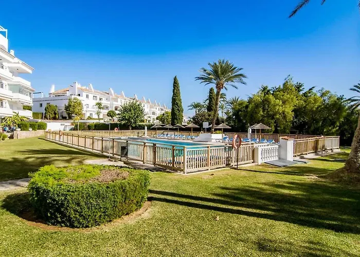 Luxurious With Community Pool & Balcony In Puerto Banus