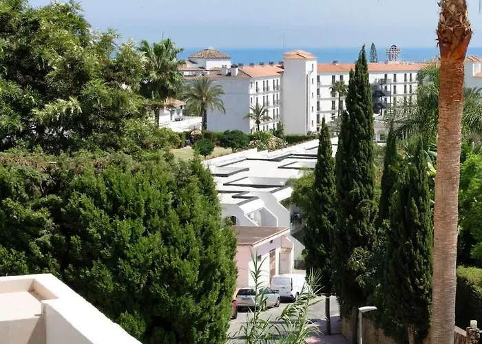 Luxurious With Community Pool & Balcony In Puerto Banus Апартаменты