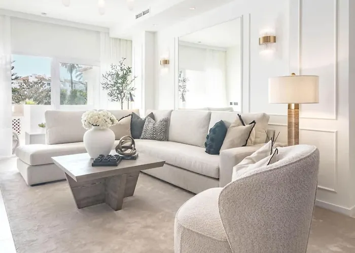 Luxurious With Community Pool & Balcony In Puerto Banus Марбелья