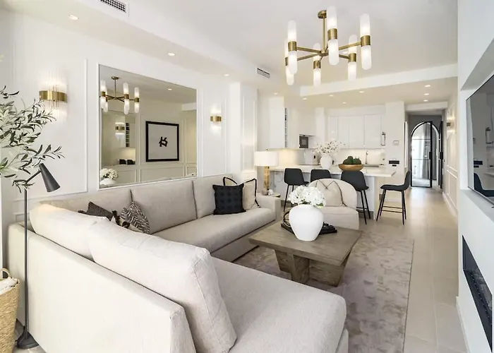 Luxurious With Community Pool & Balcony In Puerto Banus Апартаменты *