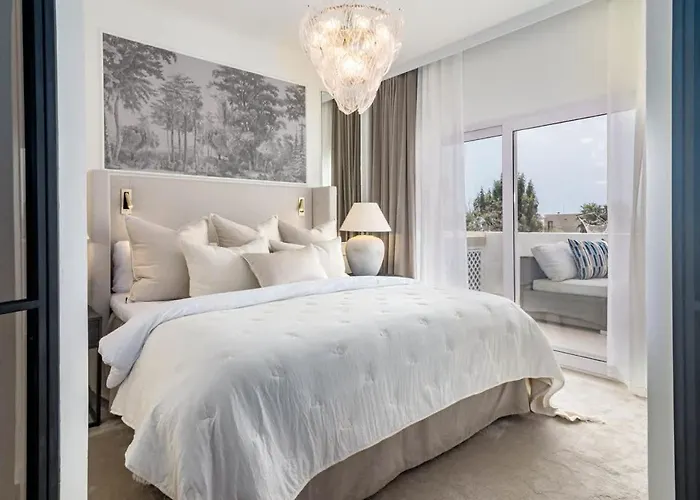 Luxurious With Community Pool & Balcony In Puerto Banus * Марбелья